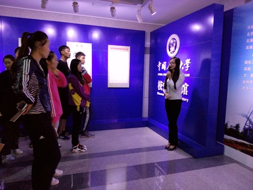 betway88西汉姆联组织2015级新生参观校史馆